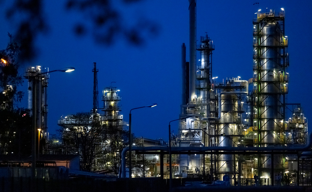 Oil Slides as Investors Weigh Supply Outlook and Middle East Developments 3 64339 moi612548572